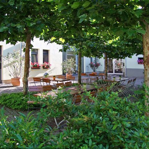 Innenhof-gemuetlicher-Biergarten-unter-Platanen.jpg