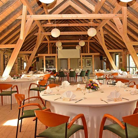 Sommerscheune-gedeckte-Tische-Hotel-Moritz.jpg