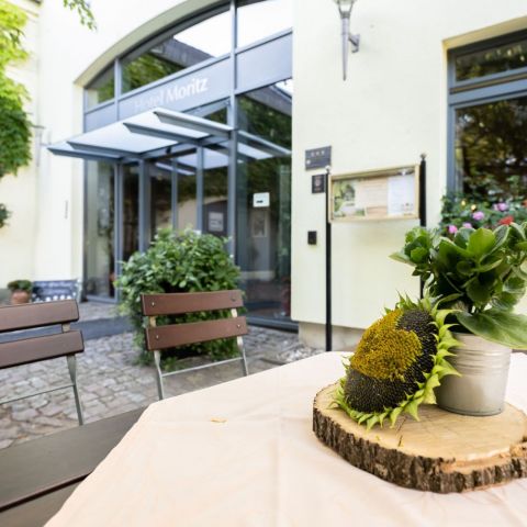 2022-07--Biergarten-Innenhof-Hotel-Moritz_2.jpg