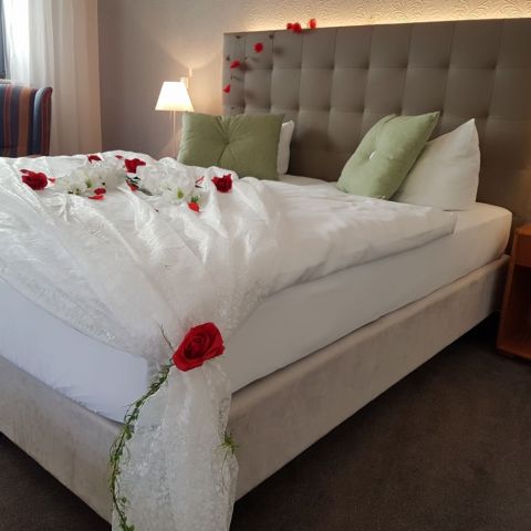 Hochzeitszimmer-Bett-Hotel Moritz an der Elbe.jpg
