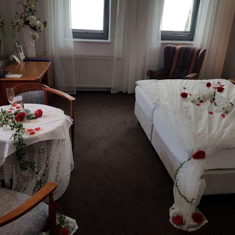 Hochzeitszimmer-Bett-Raum-Hotel Moritz an der Elbe.jpg